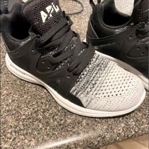 APL Ascend women’s 7 1/2. NWOT